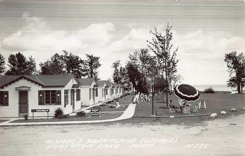 Slice of Heaven Houghton Lake Resort (Wismegs Dreamland Cottages) - Vintage Postcard
